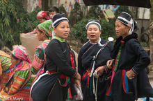 Three Dao Ao Dai Women At Market