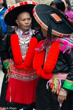 Dao Women Chatting At Market