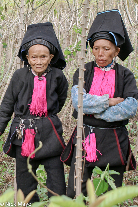 Two Pin Toh Yao women observing a dujie at the village of Gung Jie Po.