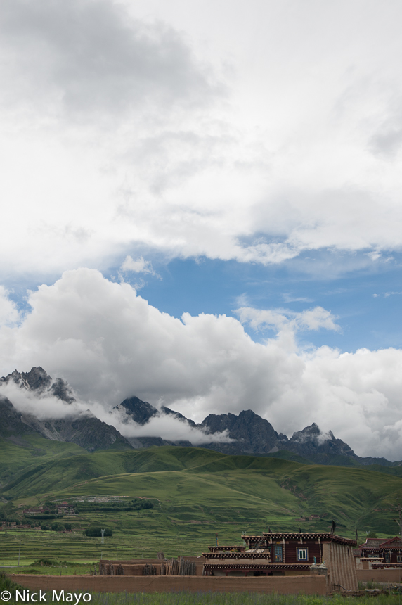 A traditional Tibetan house below a rocky ridge near Da Gi Gompa.