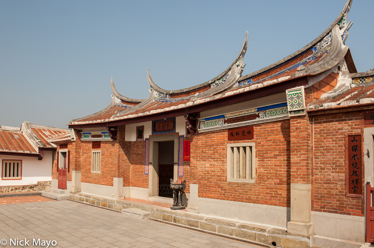 A "san-ho" (three-sided) courtyard farmhouse with a swallow tail roof near Xinpu.&nbsp;