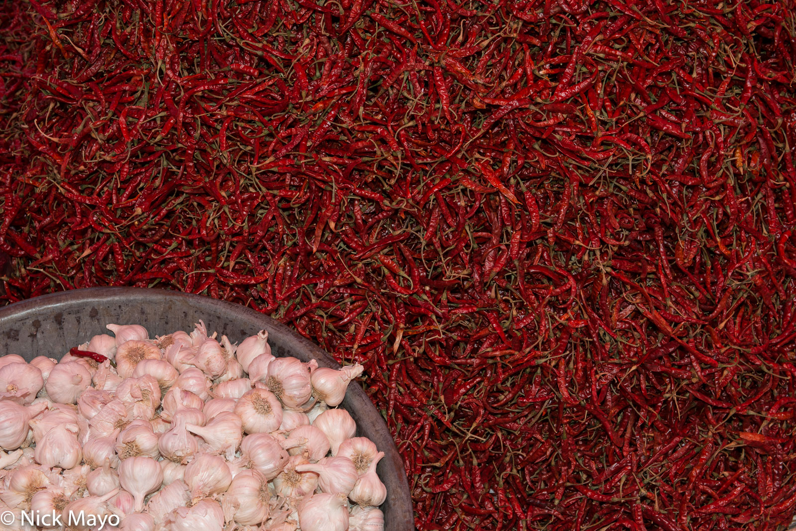 Chillies and garlic on sale at Kawant.