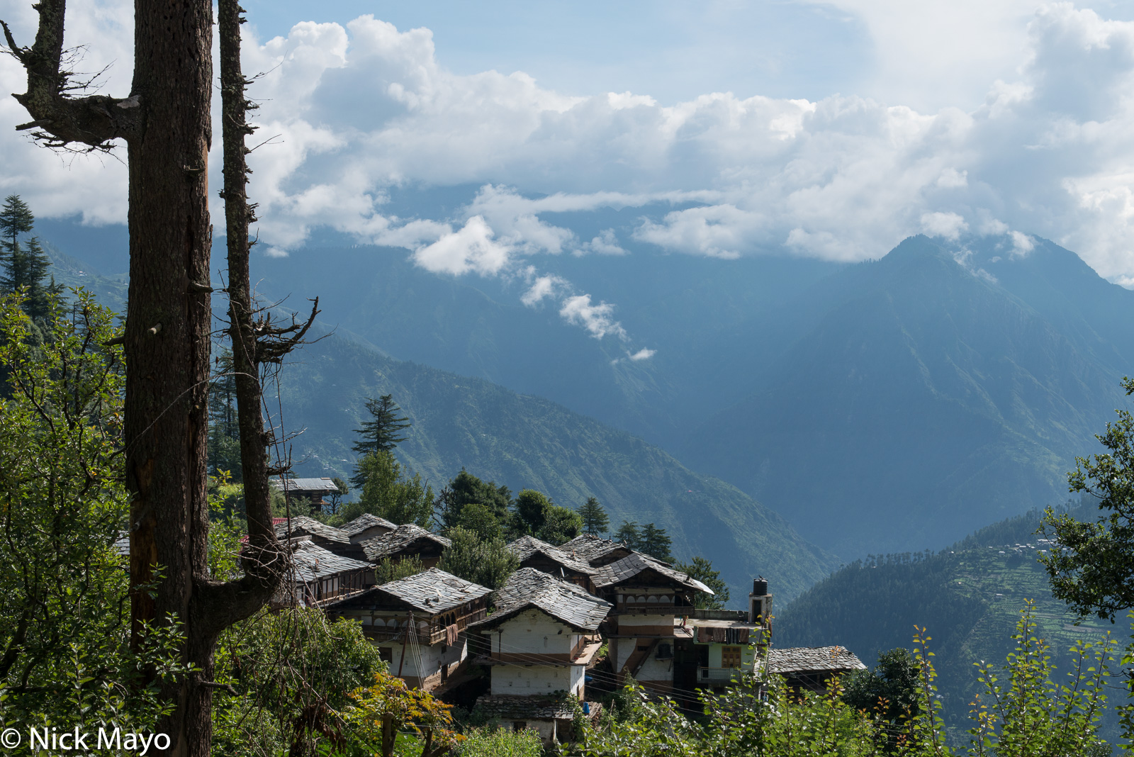 The village of Bahu with its slate roofs.