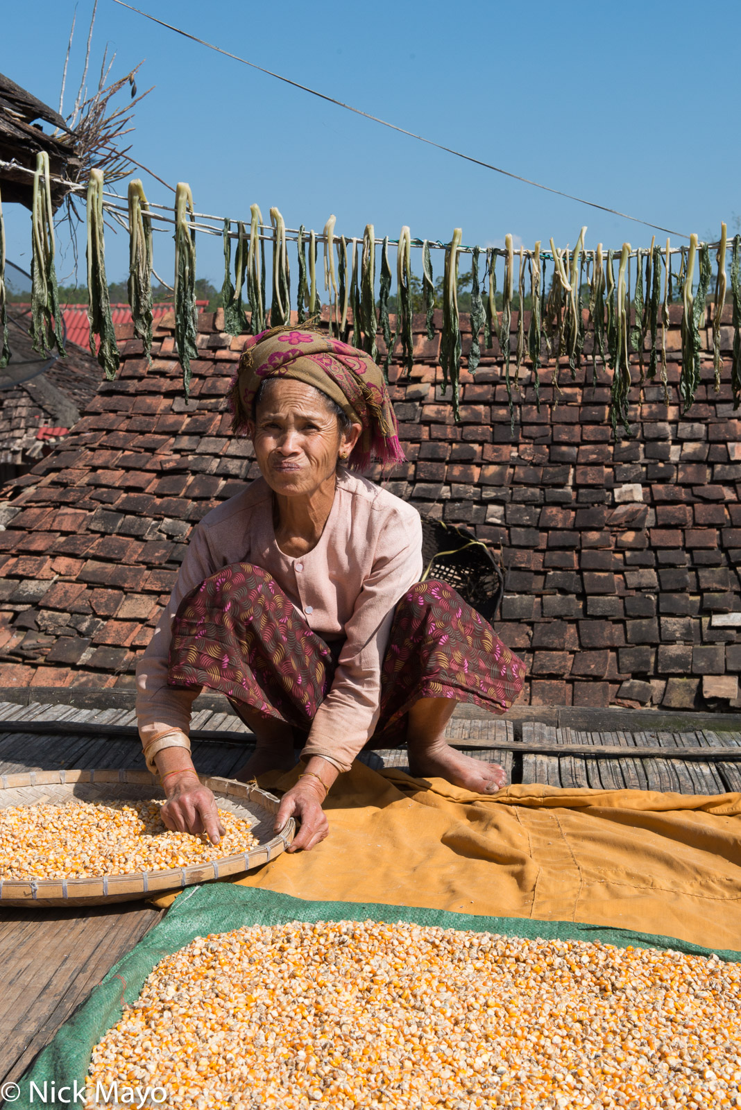 A Shan women sorting corn kernels in the village of Wan Chan.