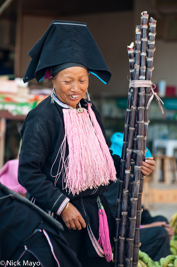 A Pin Toh Yao women with sugar cane at Pinghe market.