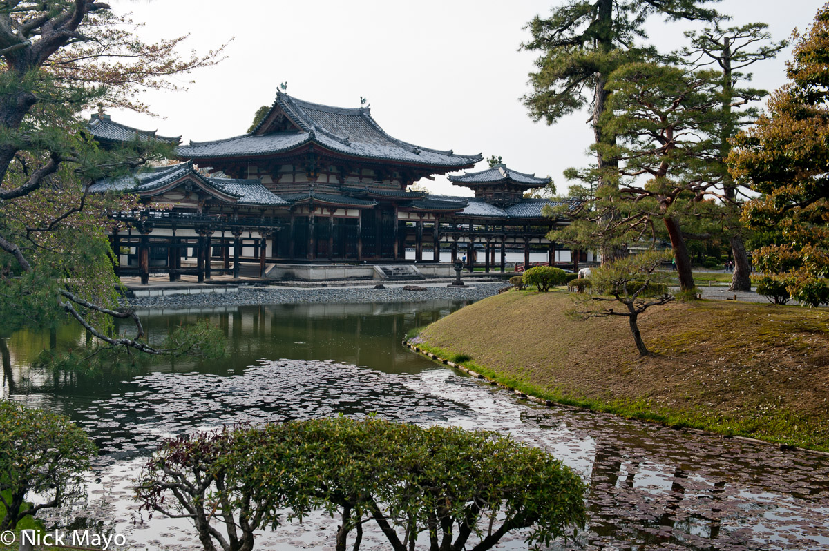 The main pavilion and pond of the Byodo-in temple at Uji.