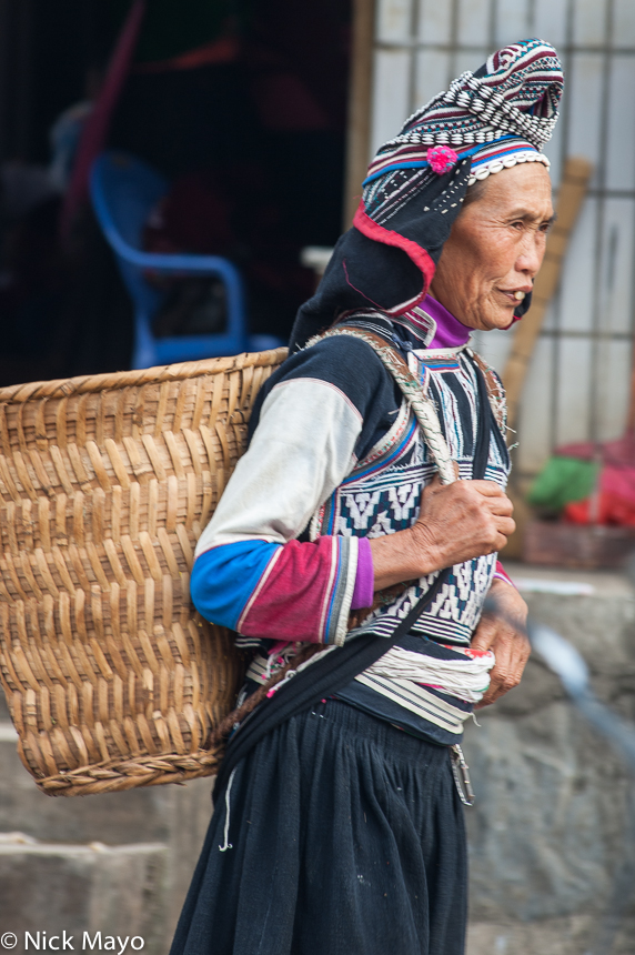 A Pupao Yi woman in Baihe market.