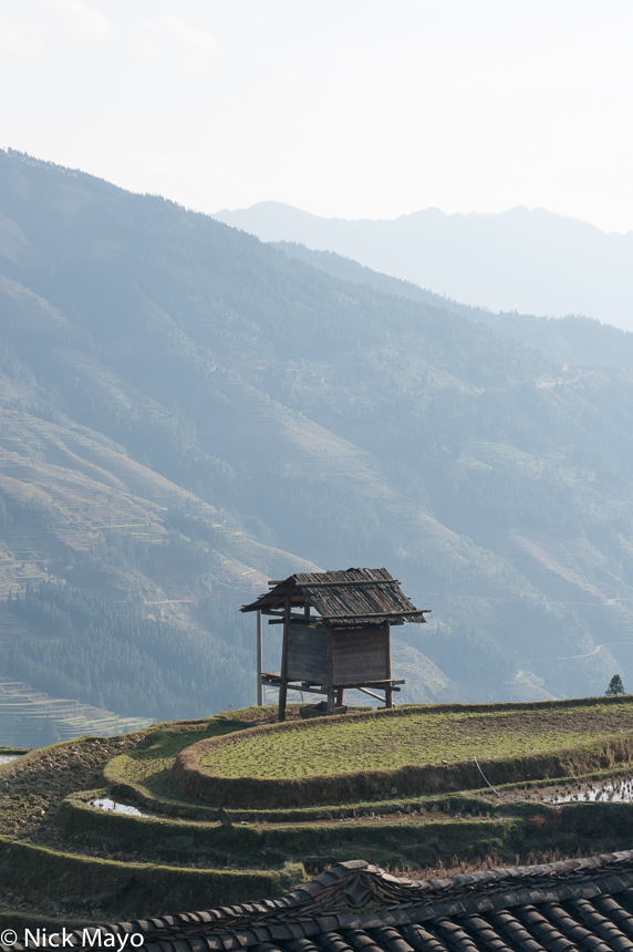 A farm hut on terraces near the village of Yu Min.