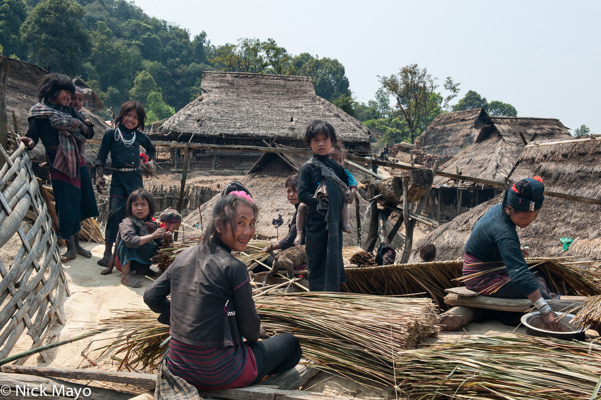 Eng women preparing thatch besides the communal water pipe at Ban Nong village.