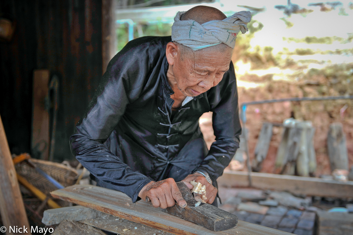 A Dong man planing in Wuei village.