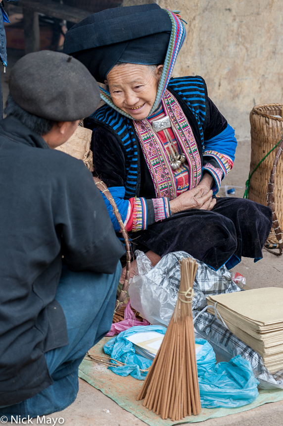 A Dao Ta Pan (Yao) woman selling incense at Lung Phin market.