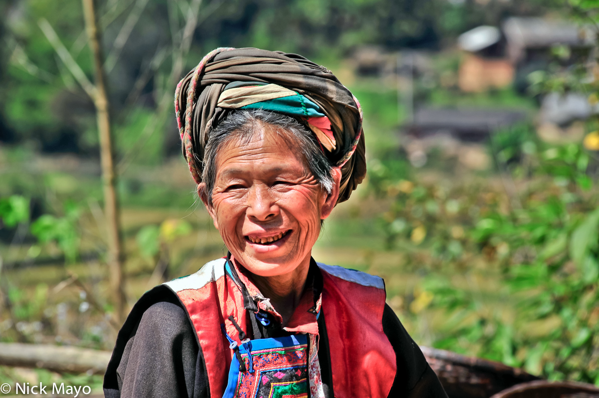 A Lisu woman wearing a black turban in Huang Lien He village.