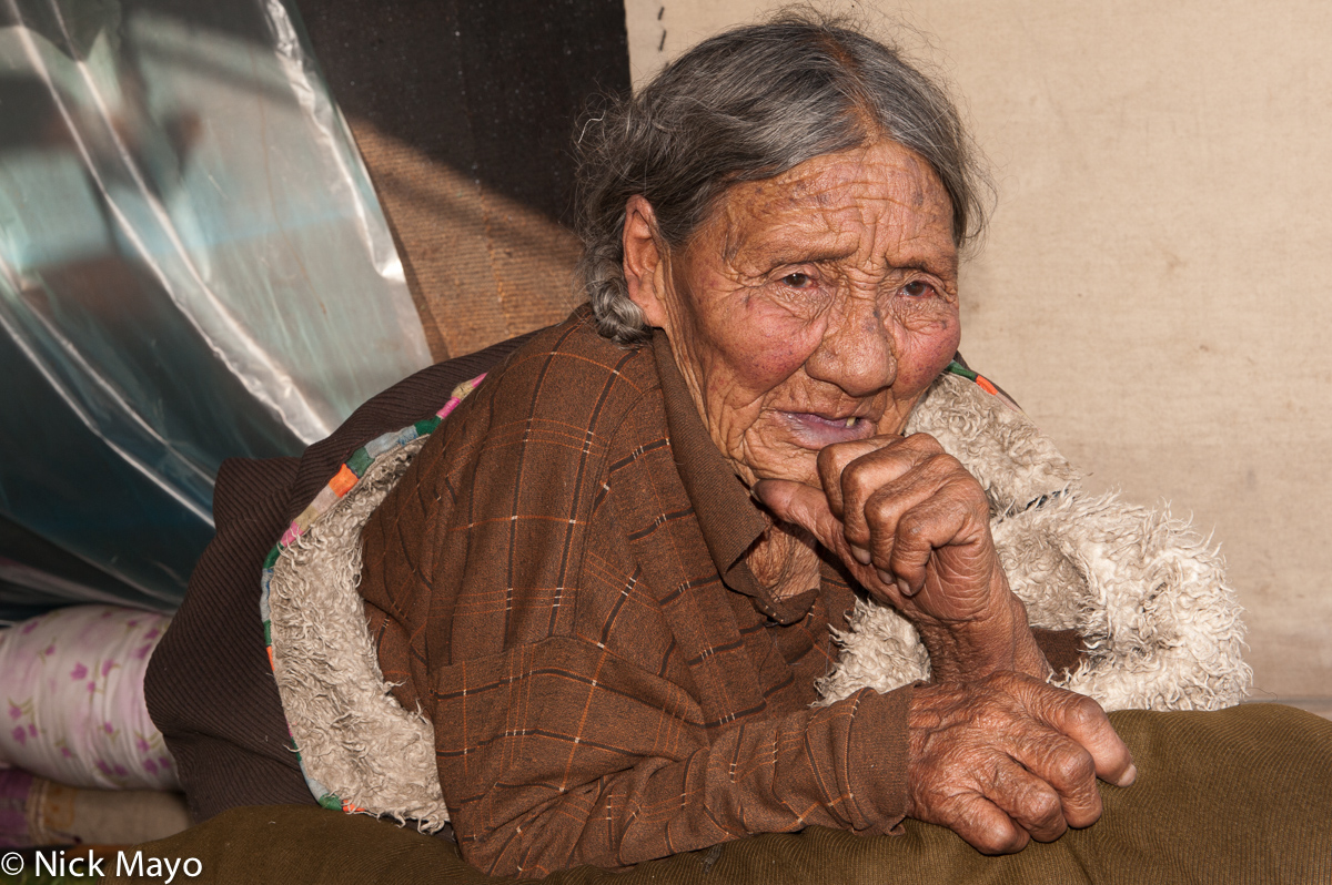 An old Tibetan lady from a herder family near Jadir.