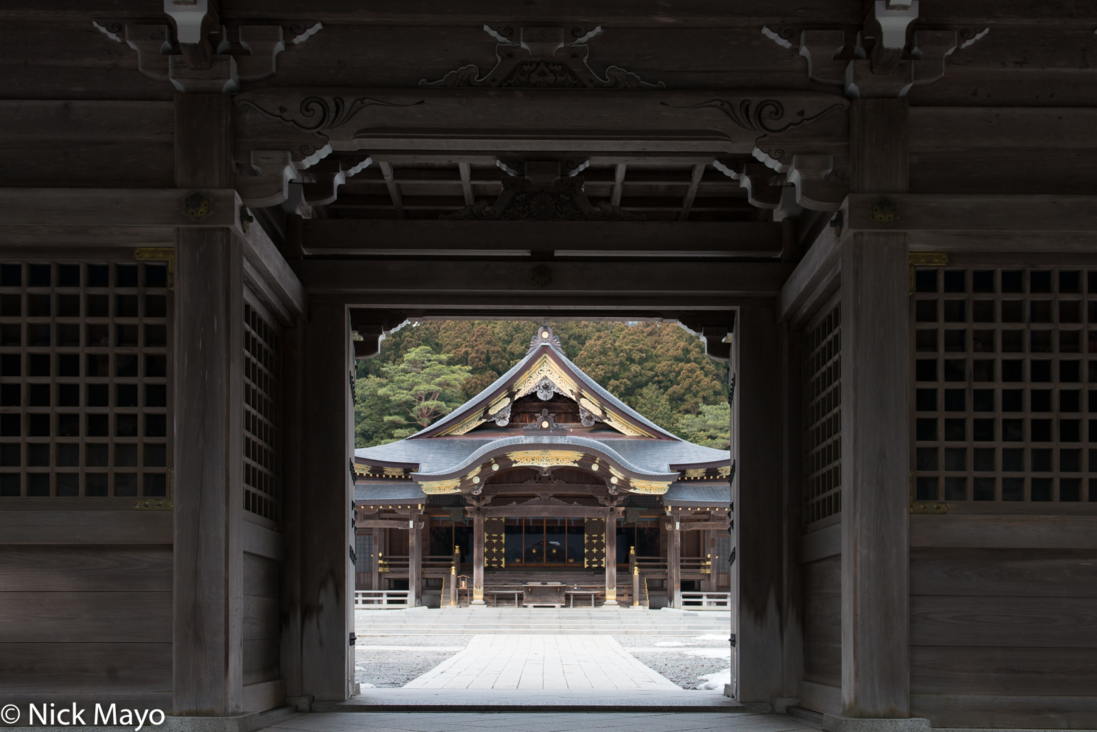 The Shinto shrine at Yahiko viewed through the zuijinmon.