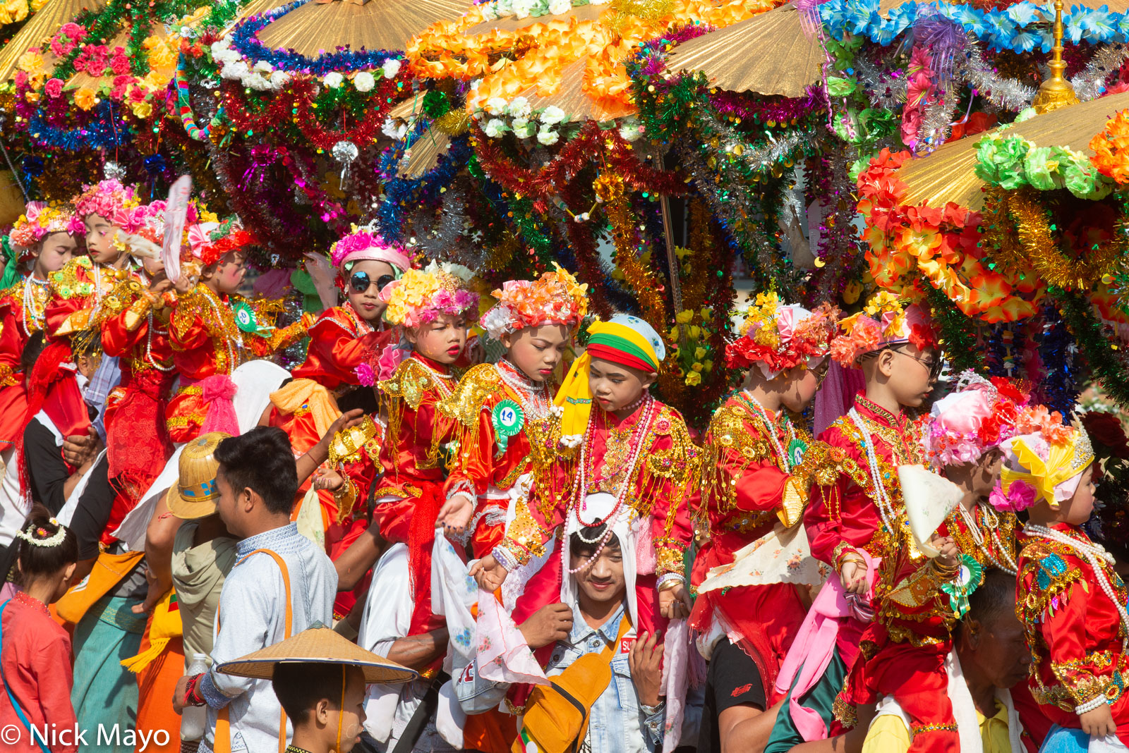 The morning shinlaung hle pwe (procession) at a Shan shinbyu (novitiation ceremony) in the village of Phan Khao.