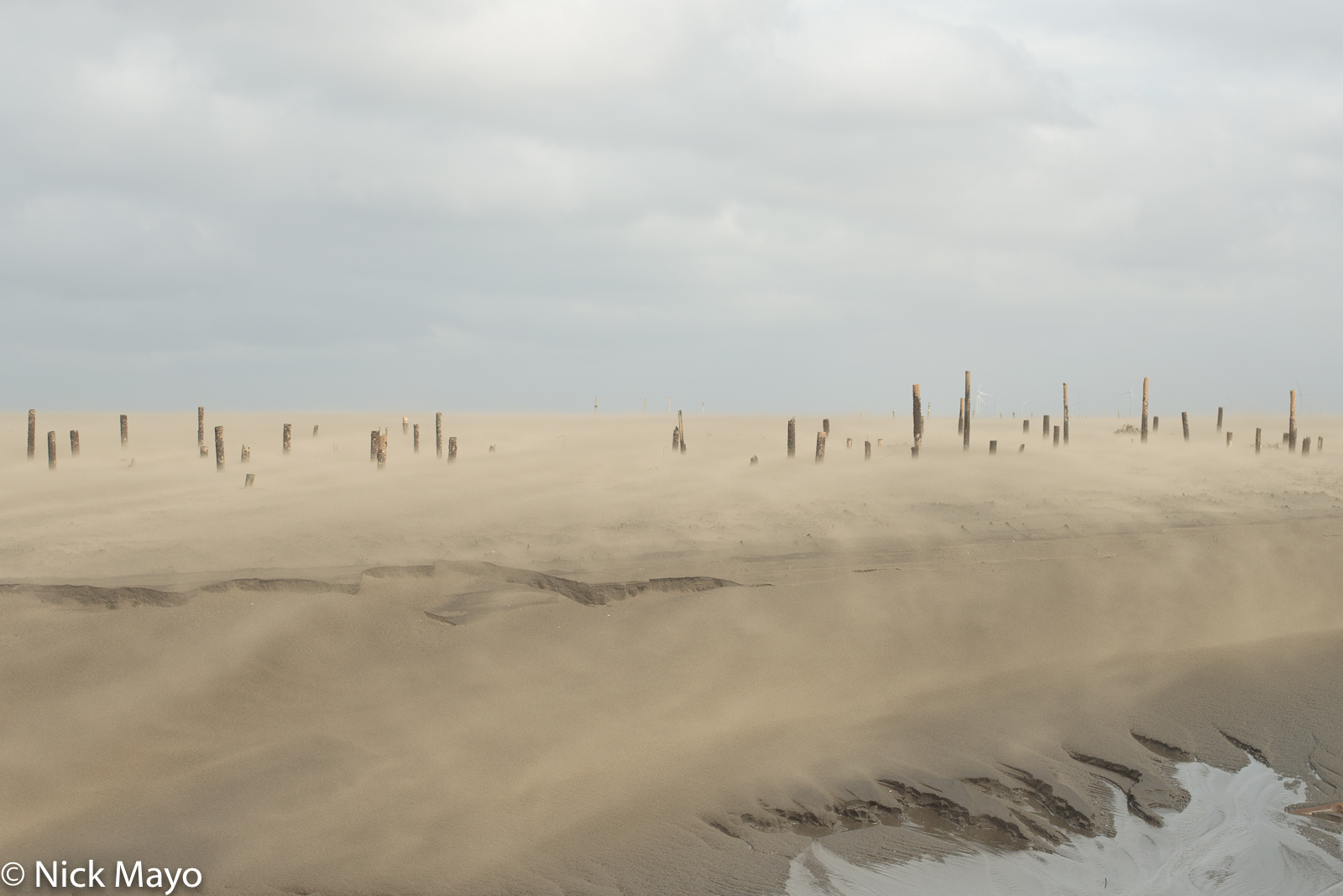 Strong winds drive loose sand across the dunes at Wanggong in Changhua County.