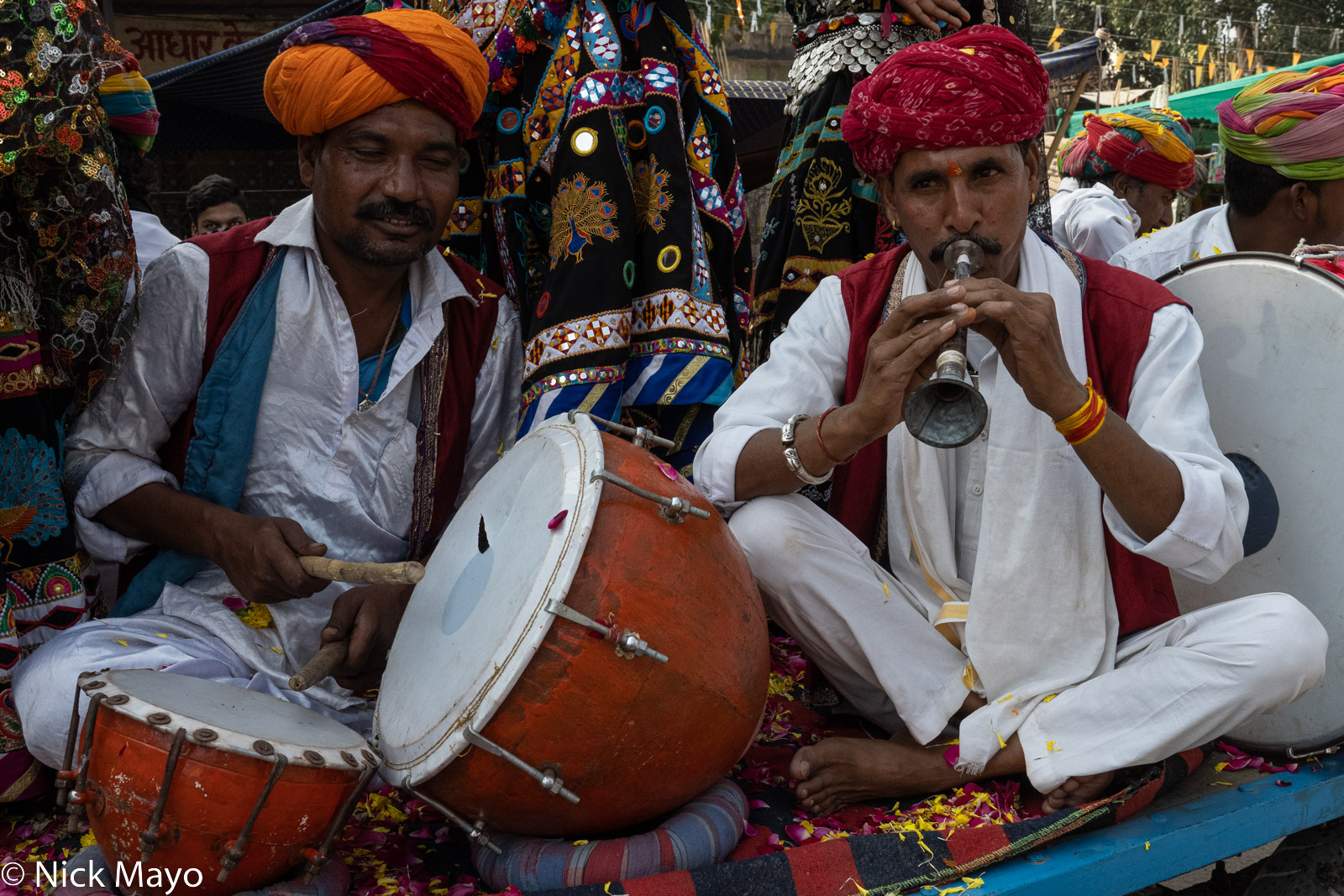 A Kalbelia drummer and piper participating in the Bundi Festival parade.