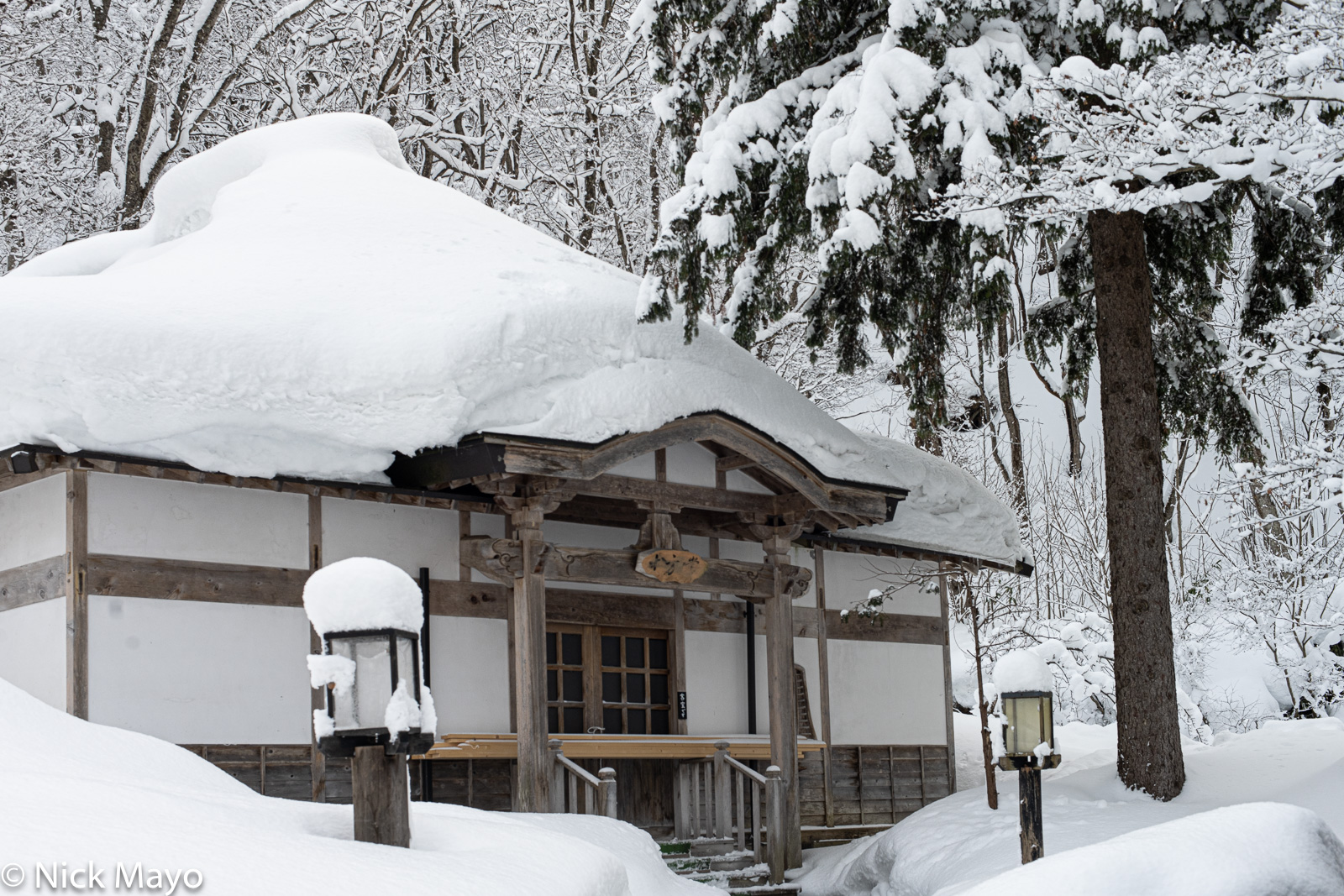A snow covered house in the grounds of Sansuikaku ryokan at Osawa Onsen.